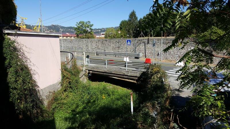 Un altro senso unico alternato sulla Napoleonica: le travi del ponte non sono sicure