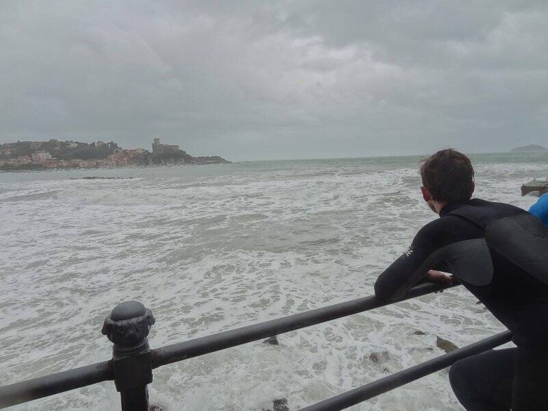 Surfisti in attesa dell'onda giusta