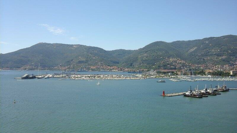 Il porto Mirabello, alle spalle Marola