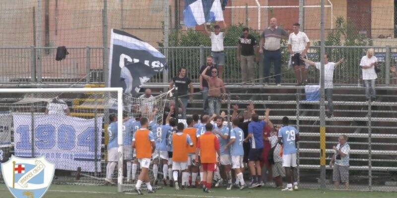 La Sanremese esulta con i propri tifosi giunti al "Riboli" di Lavagna al termine della partita.