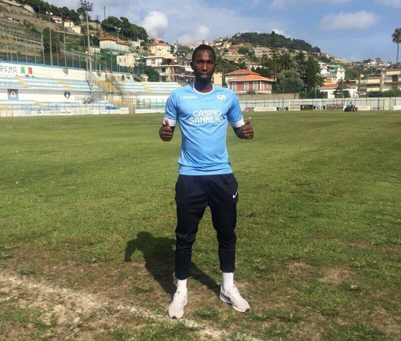 Ahmet Fall posa con la maglia della Sanremese durante la presentazione ufficiale avvenuta al "Comunale" di Sanremo.