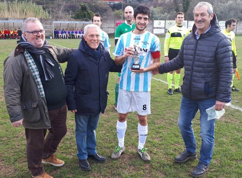 Il capitano del Magra Azzurri Jacopo Antonelli premiato dalla dirigenza per il traguardo delle 250 presenze in maglia "Blues".