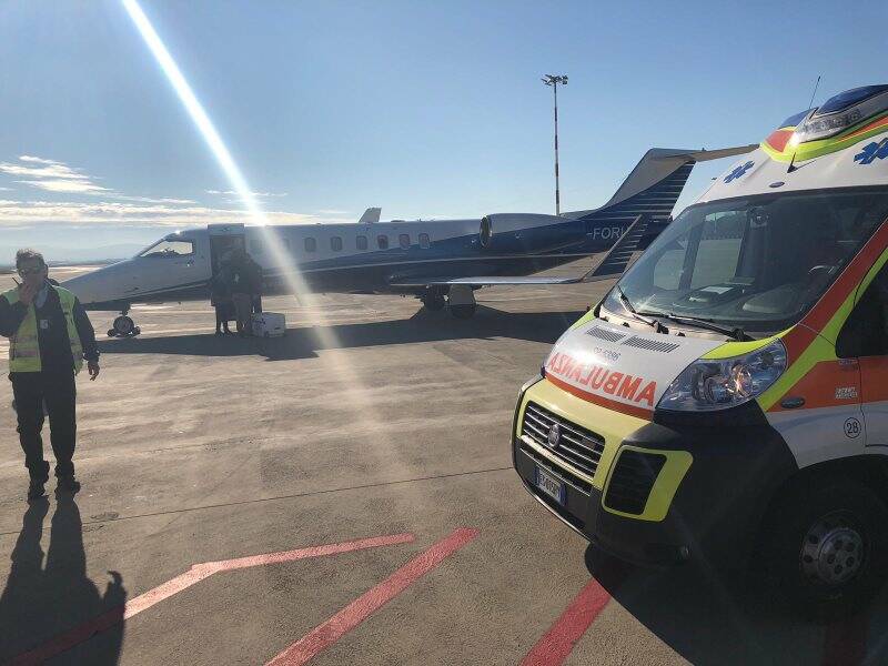 L'ambulanza della Pa sulla pista dell'aeroporto di Pisa