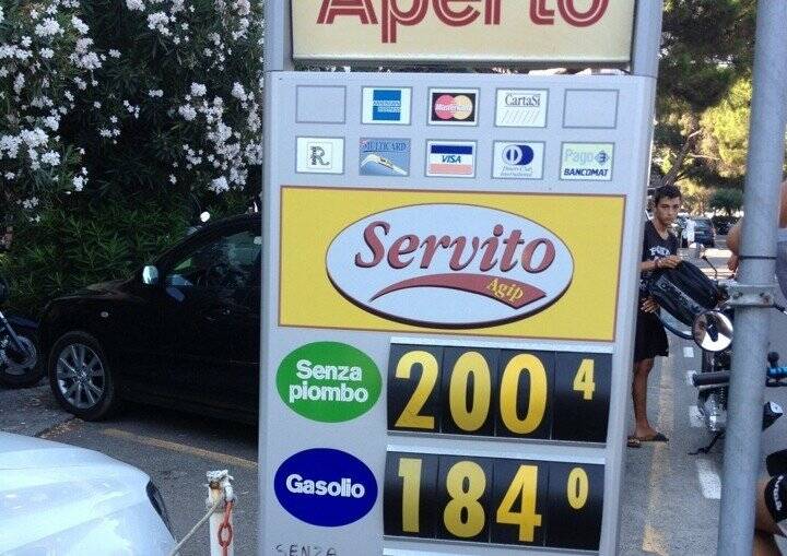 La benzina supera i 2 euro al litro