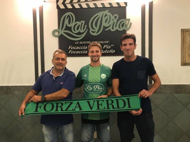 La presentazione di Christian Monacizzo, tra Federico Pagni e il diesse Lorieri, da parte della Fezzanese presso La Pia di Piazzale Kennedy.