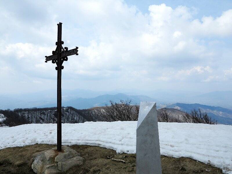 Alta via dei monti liguri, vetta del Monte Gottero, la croce in ferro in memoria dell'Anno Santo 1933 e la stele in memoria del rastrellamento nazifascista del 20 gennaio 1945, collocata a cura degli operai dell'Oto Melara (2015)