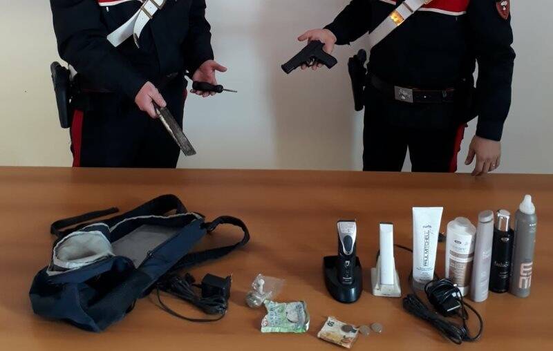 I materiali sequestrati dai carabinieri