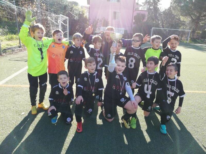 I Piccoli Amici classe 2010 del Follo Calcio 2012 che hanno trionfato alla Foce.