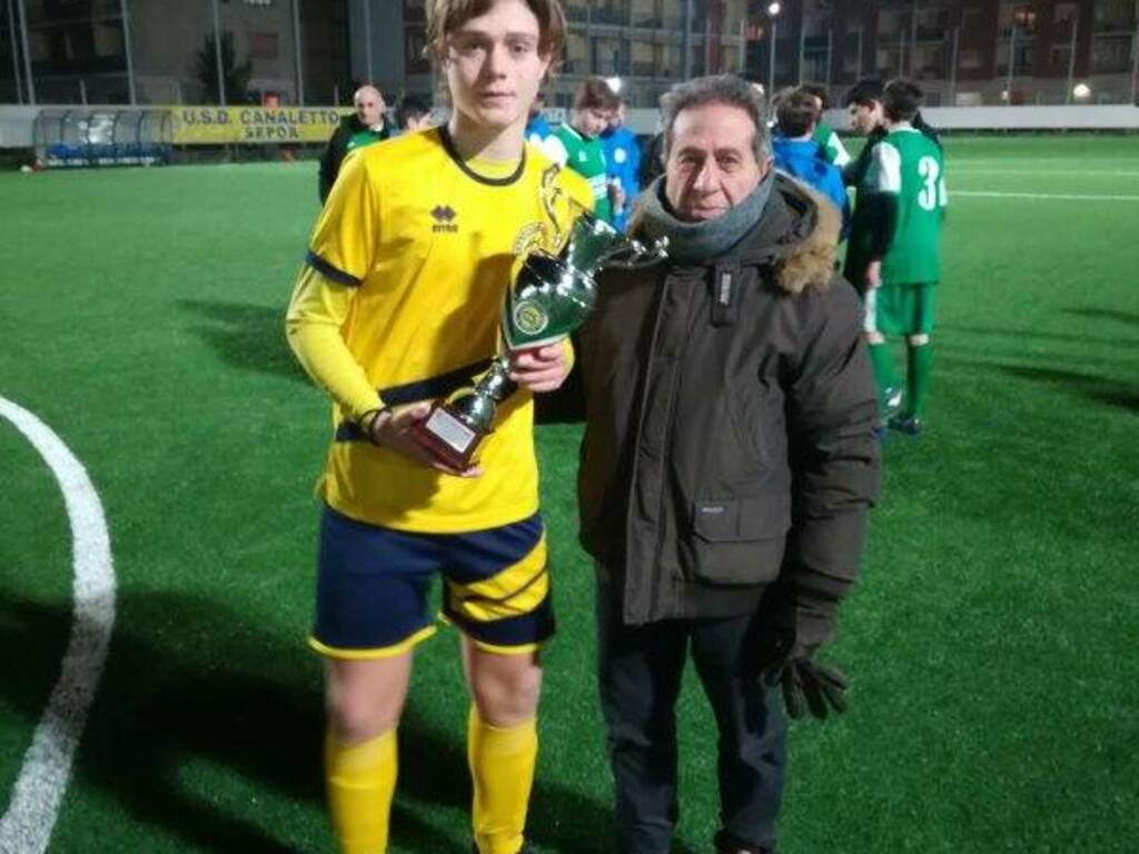 Il capitano dei Giovanissimi 2004 del Canaletto Sepor Filippo Saloni con il presidente Cerone.