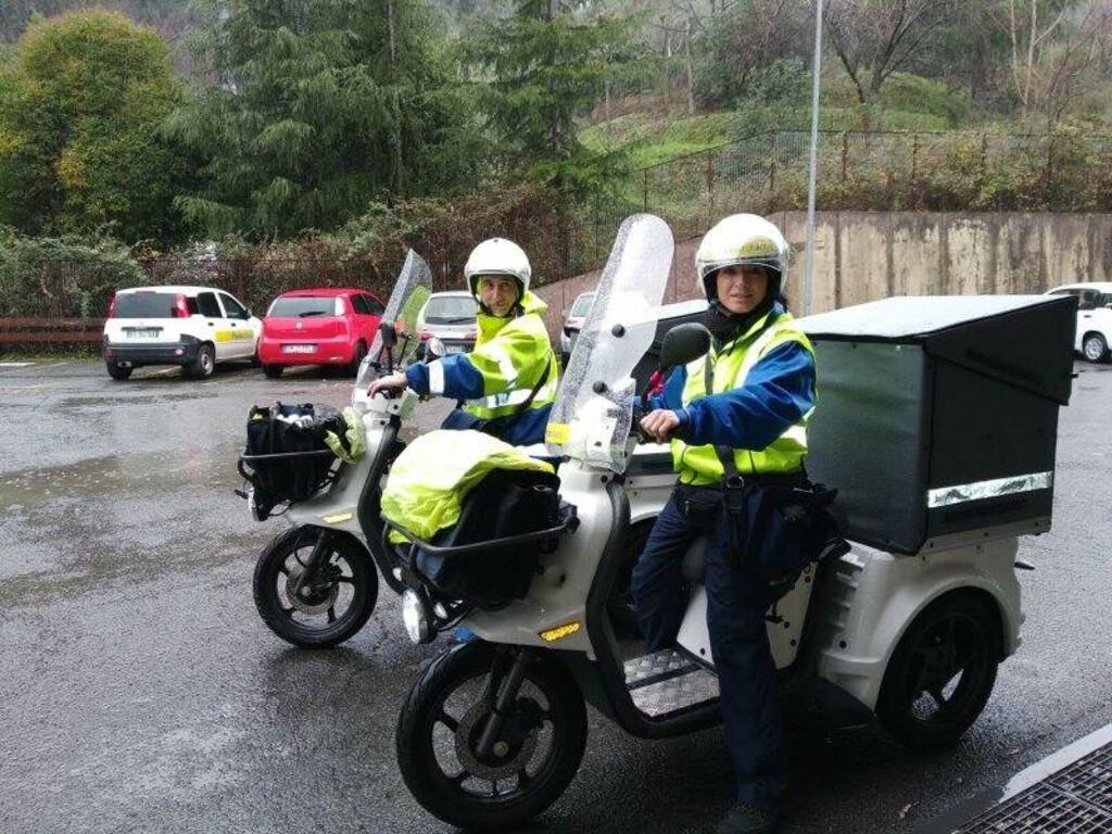 Postini al lavoro in sella al triciclo elettrico