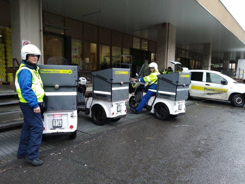 Postini al lavoro in sella al triciclo elettrico