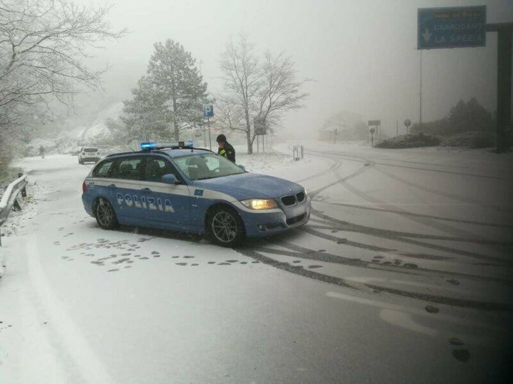 Strade innevate Polizia stradale al lavoro