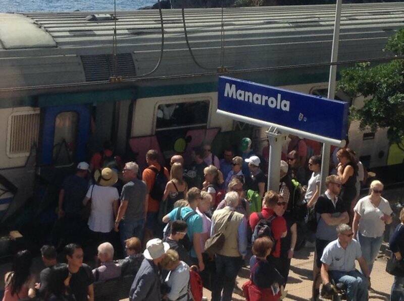 Folla alla stazione di Manarola