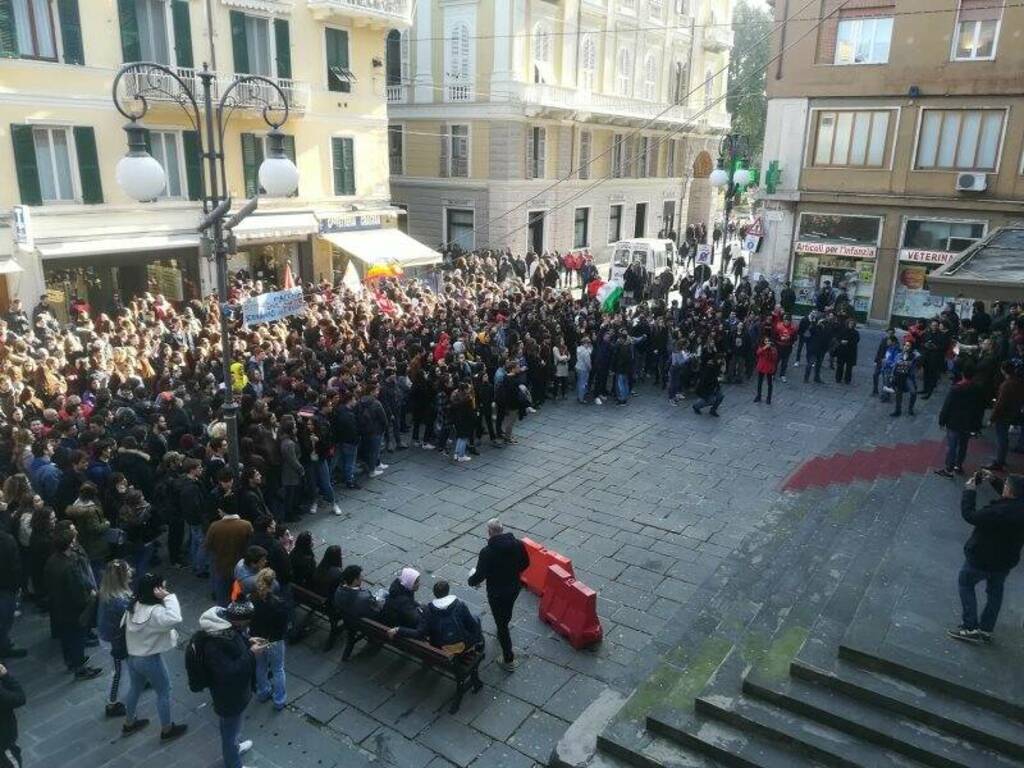 Gli studenti manifestano in Piazza Mentana