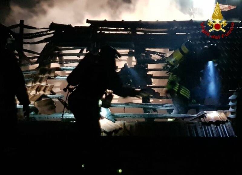 Tetto in fiamme a Pian di Madrignano, notte di lavoro per i vigili del fuoco