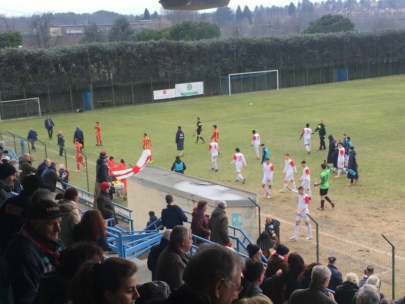 Il Varese Calcio festeggia la vittoria sul Finale, mentre i giallorossoblu escono mestamente dal campo.