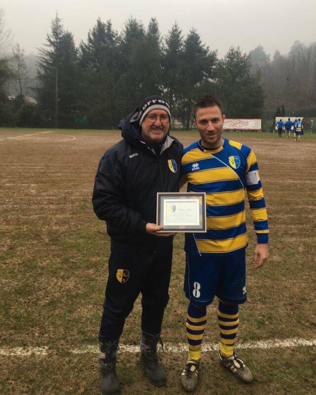 Marco Dalforno con il presidente Carlo Paganini che lo premia per le sue prime 200 presenze con la maglia del Riccò Le Rondini.