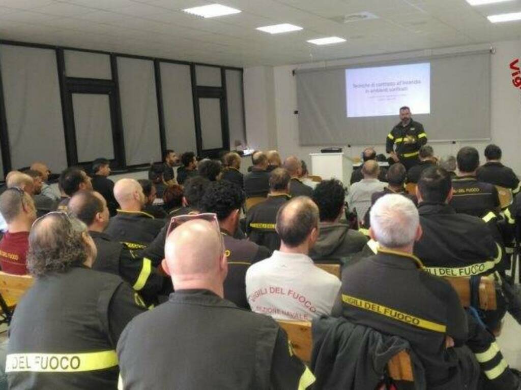 Fiamme in un appartamento, esercitazione per i Vigili del Fuoco