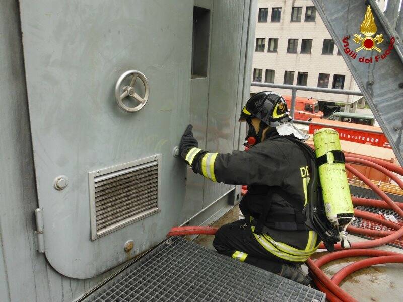 Fiamme in un appartamento, esercitazione per i Vigili del Fuoco