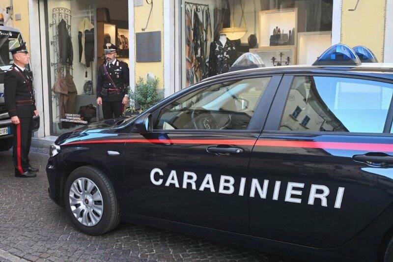 I Carabinieri di fronte al negozio di Sarzana