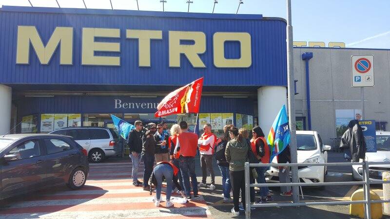 Il presidio dei lavoratori e dei rappresentanti sindacali davanti alla Metro