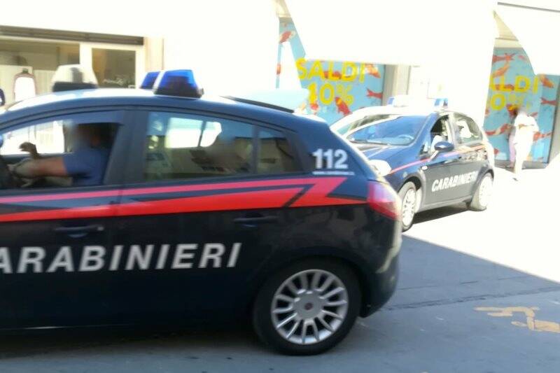 Il rapinatore nell'auto dei Carabinieri