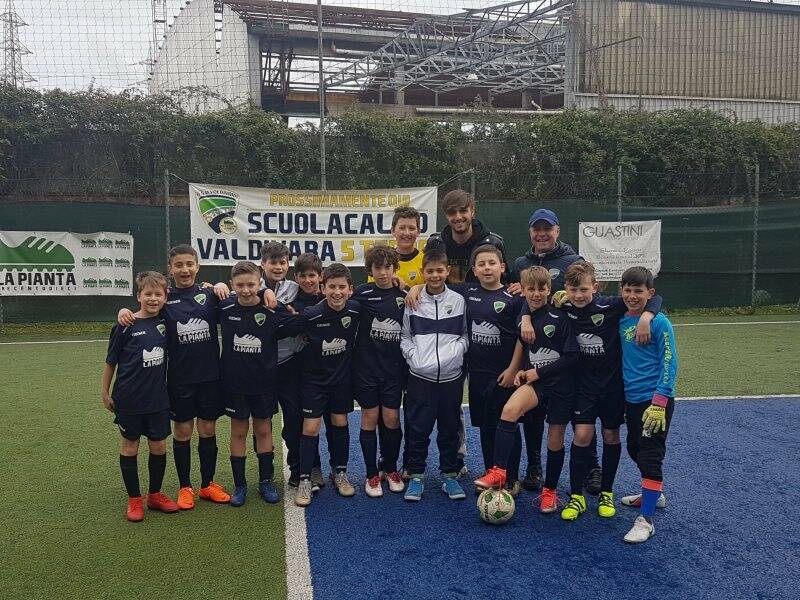 Nella foto Luca Ranieri con i bambini della Scuola Calcio del Valdivara 5 Terre