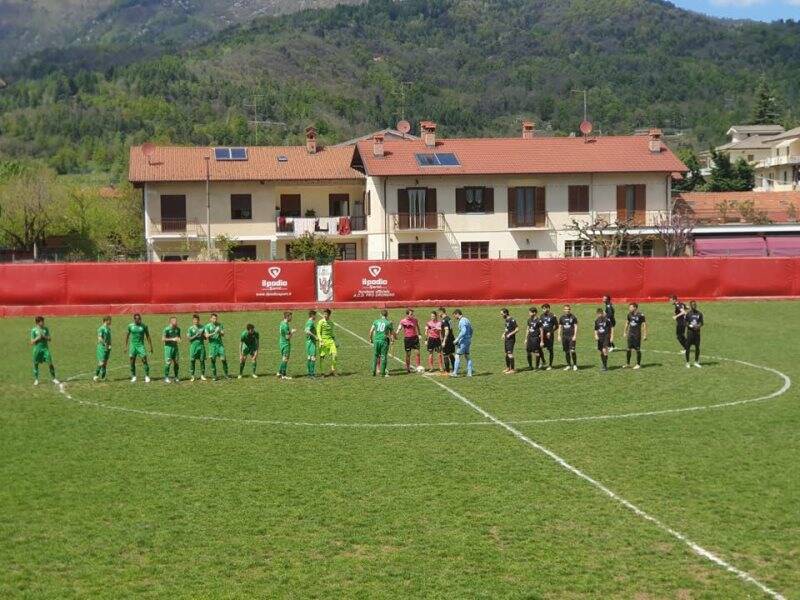 Pro Dronero e Fezzanese in campo per il fischio iniziale del match