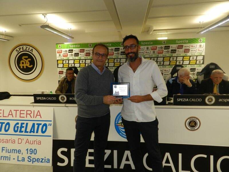 Alessandro Rolla premiato dopo la vittoria dei Play - Off con l'Antica Luni dall'allenatore dello Spezia Calcio Marino alla conferenza annuale dell'A.I.A.C. della Spezia.