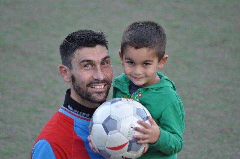 Barsacchi Fabrizio, con in braccio il figlio, nell'ultimo match casalingo giocato con la maglia del Molassana.