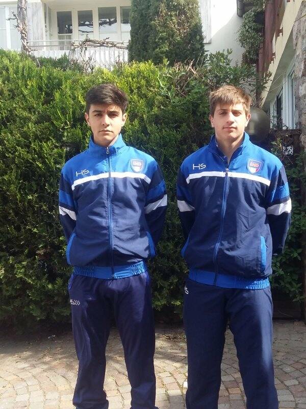 I giocatori della Fezzanese Francesco Frolla ed Edoardo Saporiti, entrambi classe 2001, posano con l'azzurro della Rappresentativa Nazionale Under18 di LND.