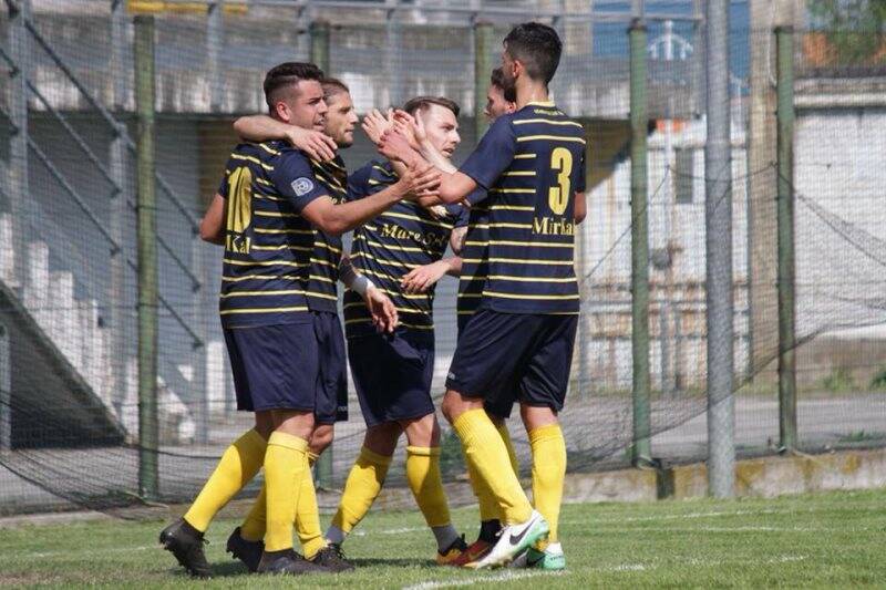 L'Arconatese festeggia gol e vittoria.