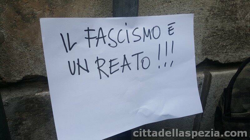 La protesta contro la presentazione del libro di Altaforte alla mediateca "Sergio Fregoso"