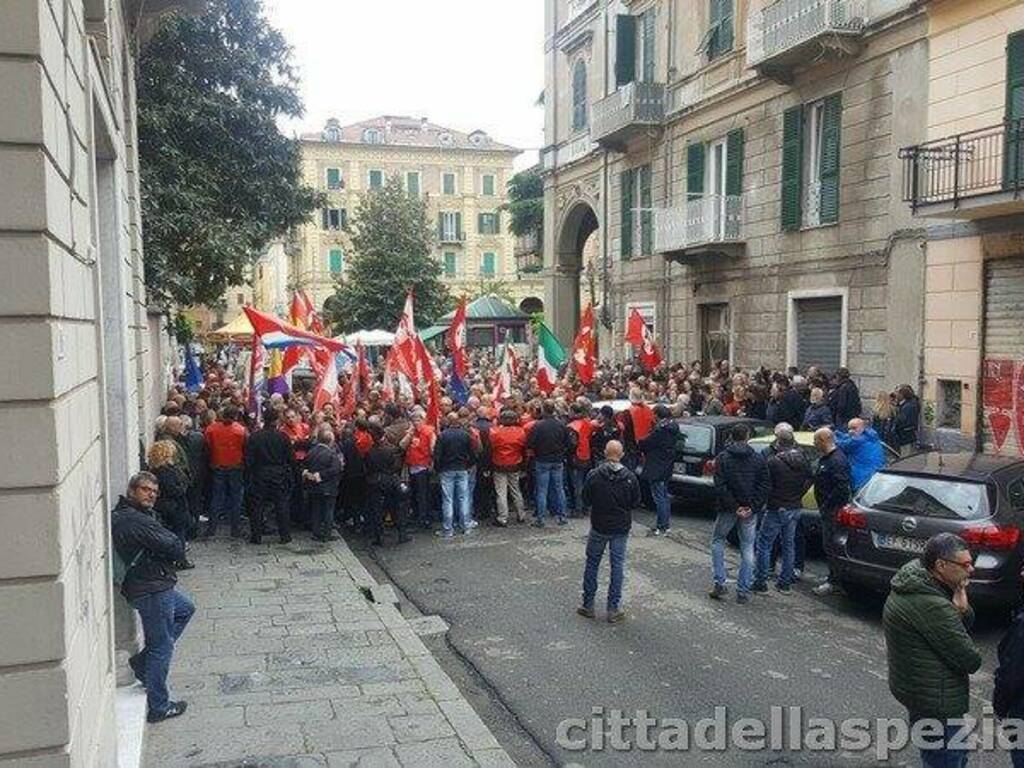 La protesta contro la presentazione del libro di Altaforte alla mediateca "Sergio Fregoso"