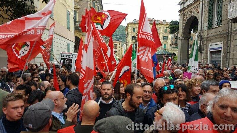 La protesta contro la presentazione del libro di Altaforte alla mediateca "Sergio Fregoso"