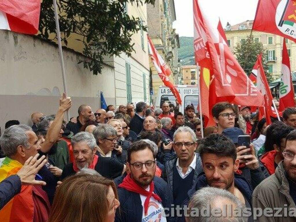 La protesta contro la presentazione del libro di Altaforte alla mediateca "Sergio Fregoso"