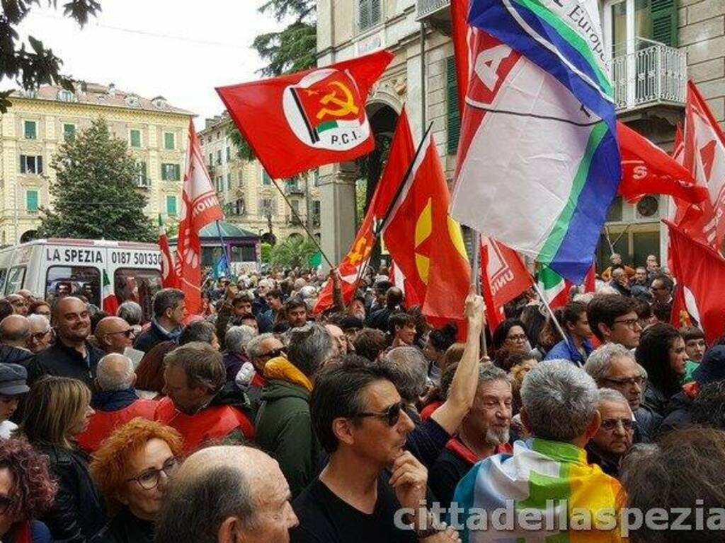 La protesta contro la presentazione del libro di Altaforte alla mediateca "Sergio Fregoso"