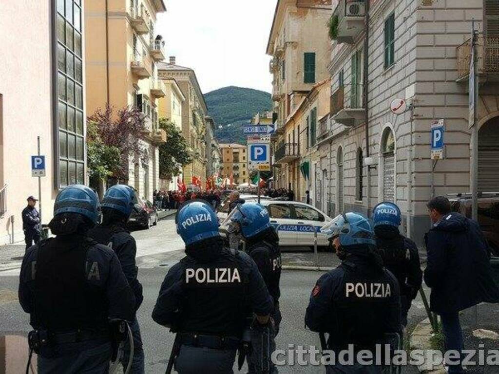 La protesta contro la presentazione del libro di Altaforte alla mediateca "Sergio Fregoso"