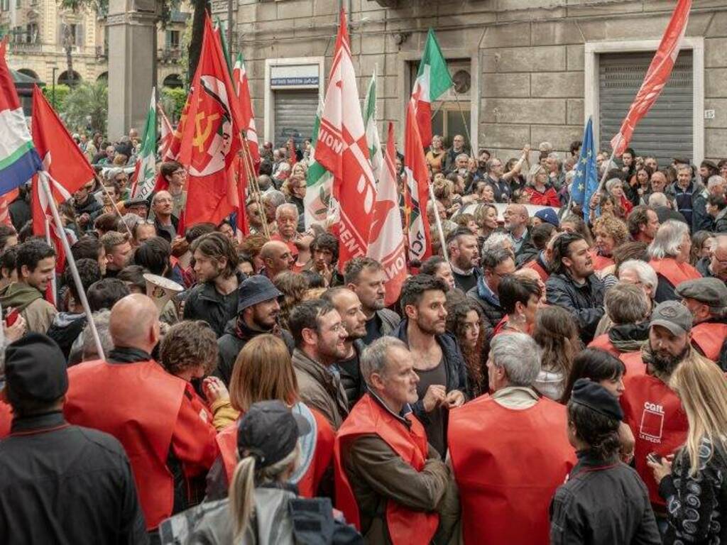 La protesta contro la presentazione del libro di Altaforte alla mediateca "Sergio Fregoso"