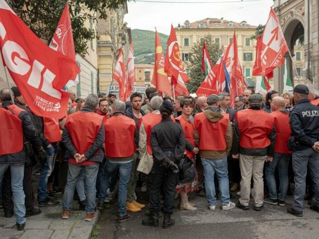 La protesta contro la presentazione del libro di Altaforte alla mediateca "Sergio Fregoso"