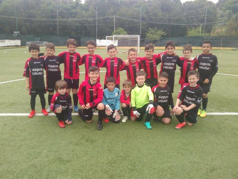 Nella foto le formazioni della Tarros Sarznaese e del Don Bosco Spezia Calcio