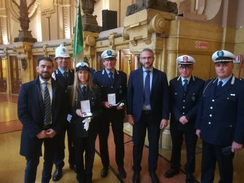 Polizia locale, l'agente Varini e l'ispettore Frandi insiginiti dell'onorificenza a Genova