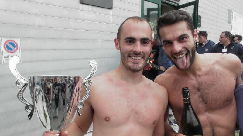 Righetti e Barletta festeggiano la vittoria del campionato di I Categoria con il Levanto Calcio dopo lo spareggio di Beverino contro il Follo San Martino.