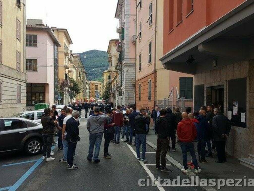 Sullo sfondo la protesta, in primo piano gli attivisti di CasaPound