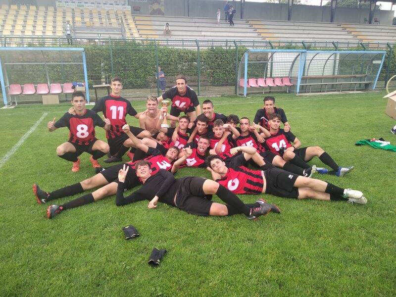 Gli Allievi della Tarros Sarzanese festeggiano la vittoria al Trofeo Forte dei Marmi.