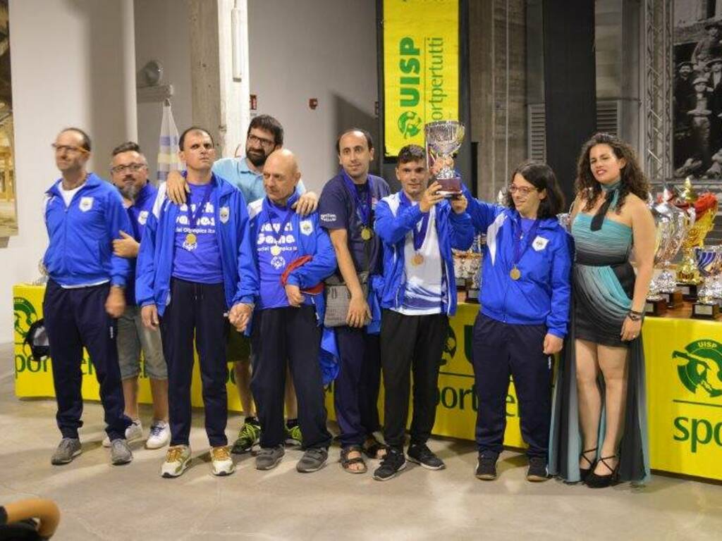 L'associazione "Nessuno Escluso" premiata durante la serata della Uisp della Spezia e Val di Magra all'ex Ceramica Vaccari a Santo Stefano Magra.