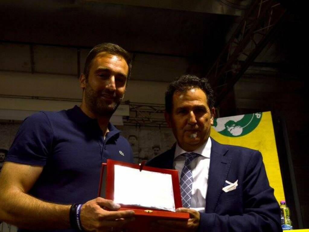 Mauro Bravo con Lorenzo Brogi durante le premiazioni della Uisp della Spezia e Val di Magra all'ex Ceramica Vaccari a Santo Stefano Magra.
