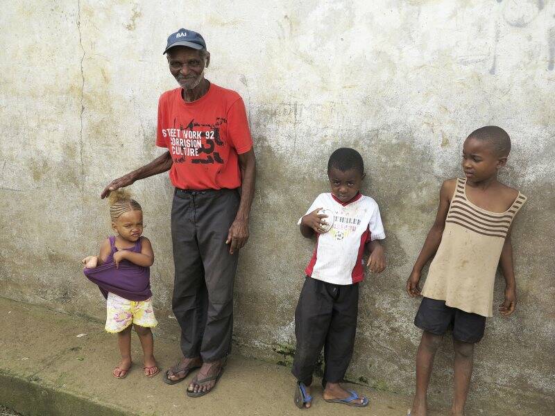 Sao Tomé e Principe, Nova Moca, vecchio e bambini (2016)