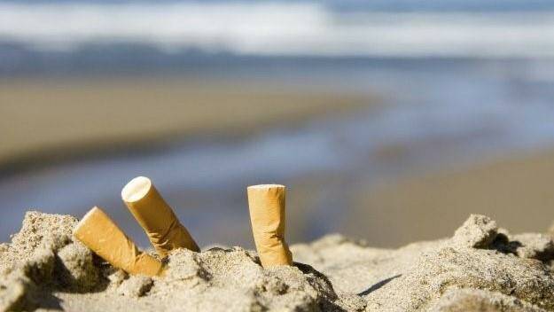 Sigarette spente sulla sabbia