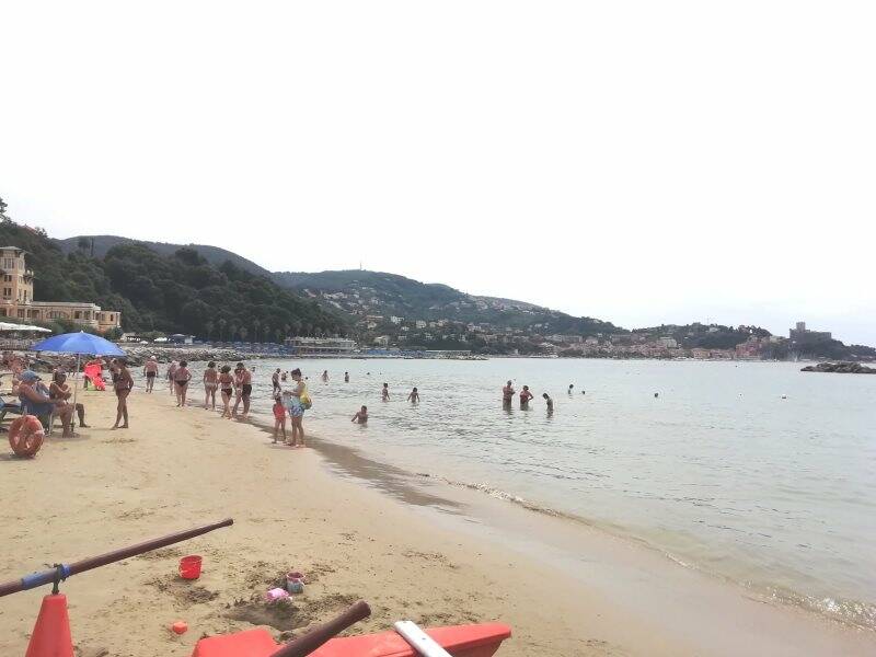 A San Terenzo persone in mare nonostante il divieto di balneazione